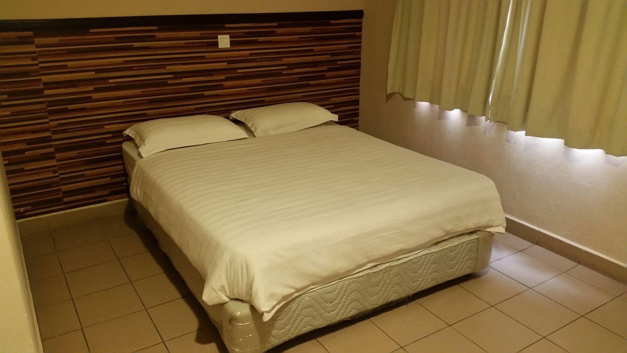 Hotel Iskandar Kota Kinabalu Ngoại thất bức ảnh
