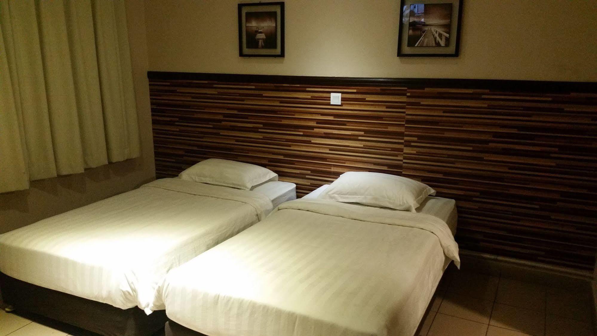 Hotel Iskandar Kota Kinabalu Ngoại thất bức ảnh